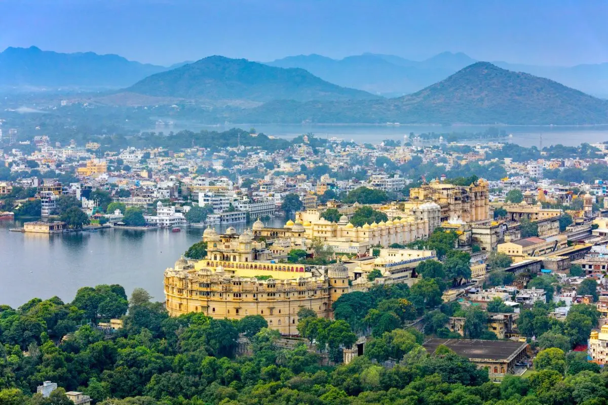 Udaipur City Palace and Lake Pichola in Rajasthan